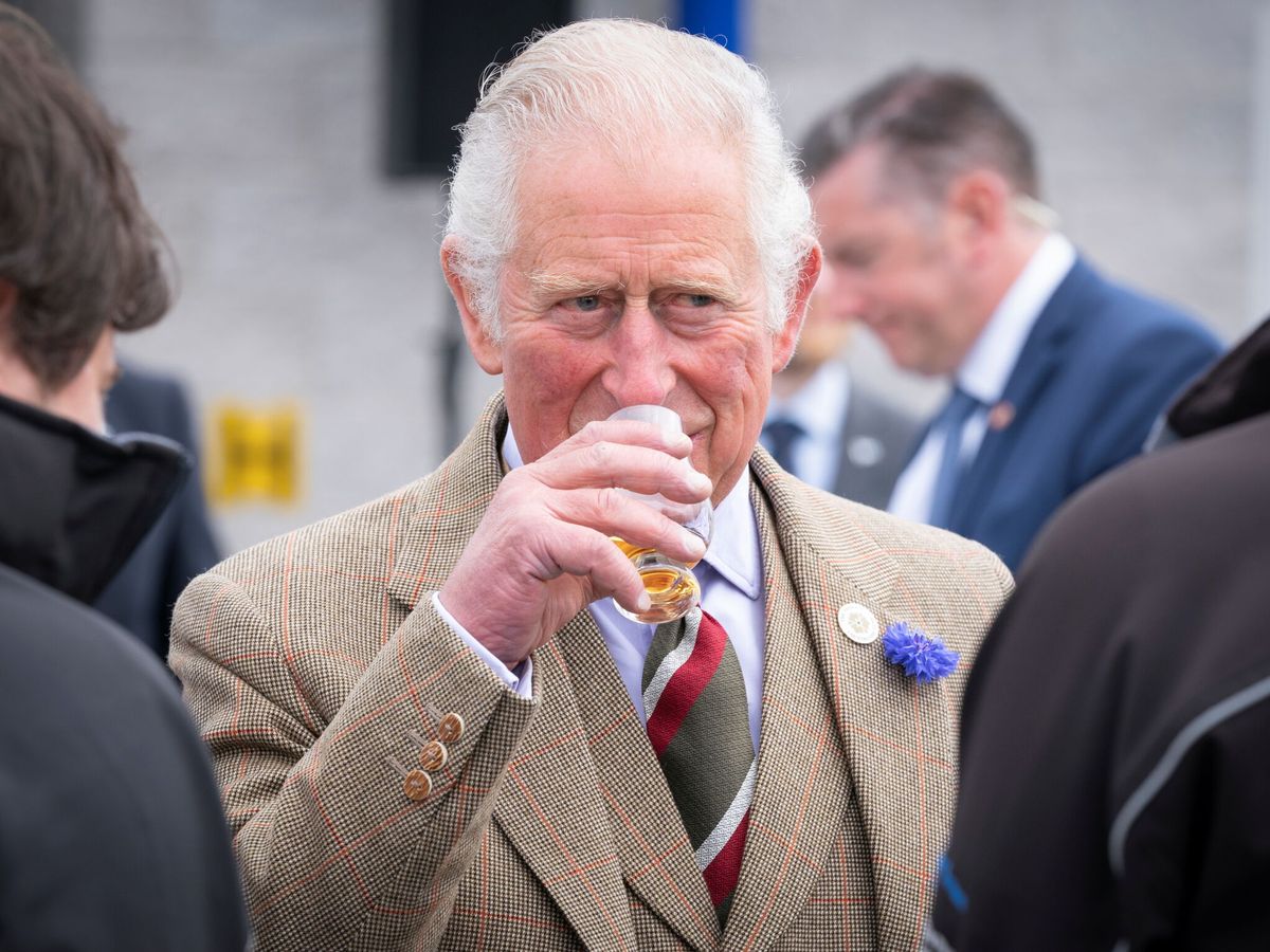 Foto: El príncipe Carlos en bebe whisky en una visita a Escocia (Reuters)