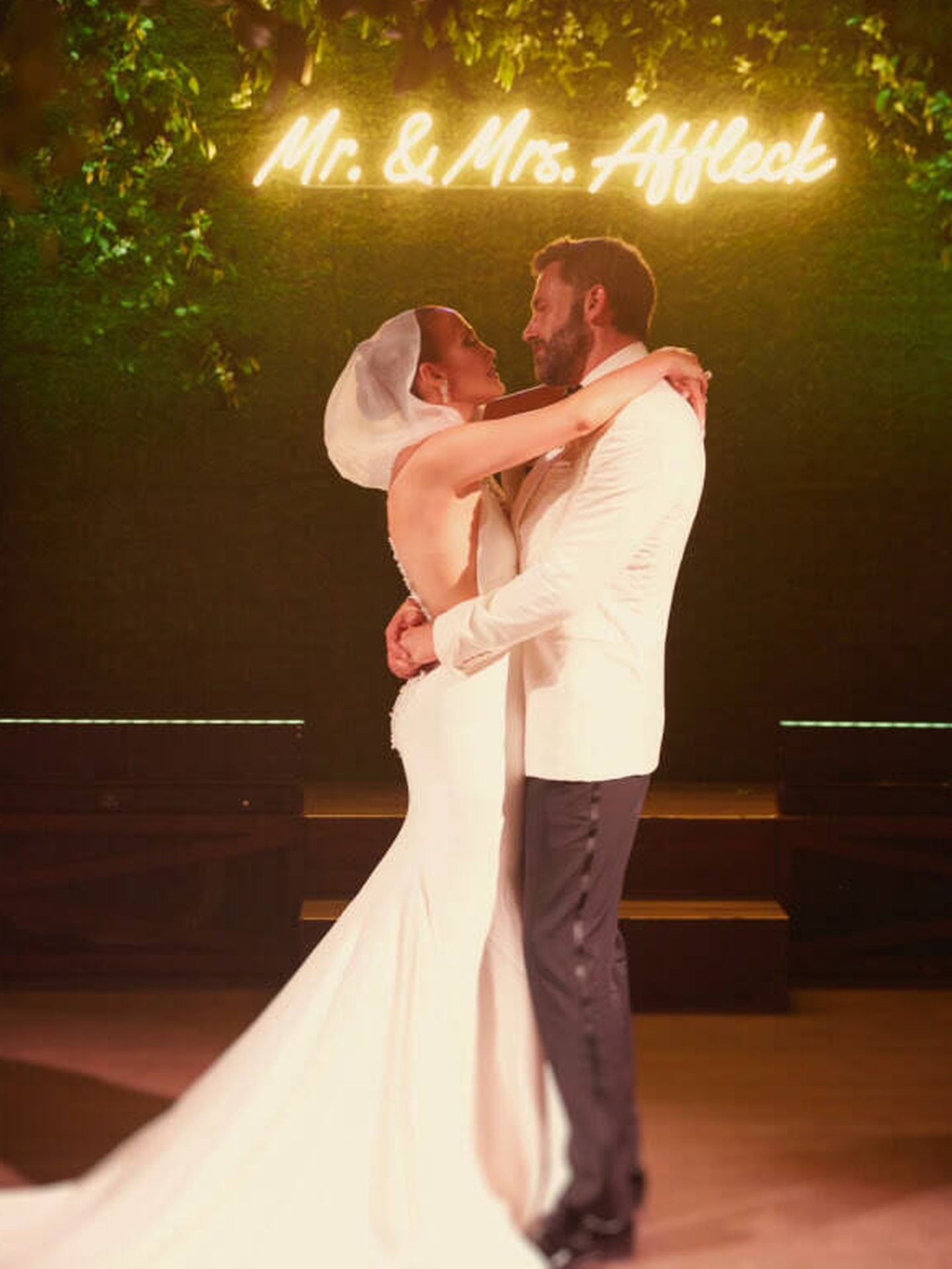 Jennifer Lopez y Ben Affleck posan el día de su boda. (On the JLo)