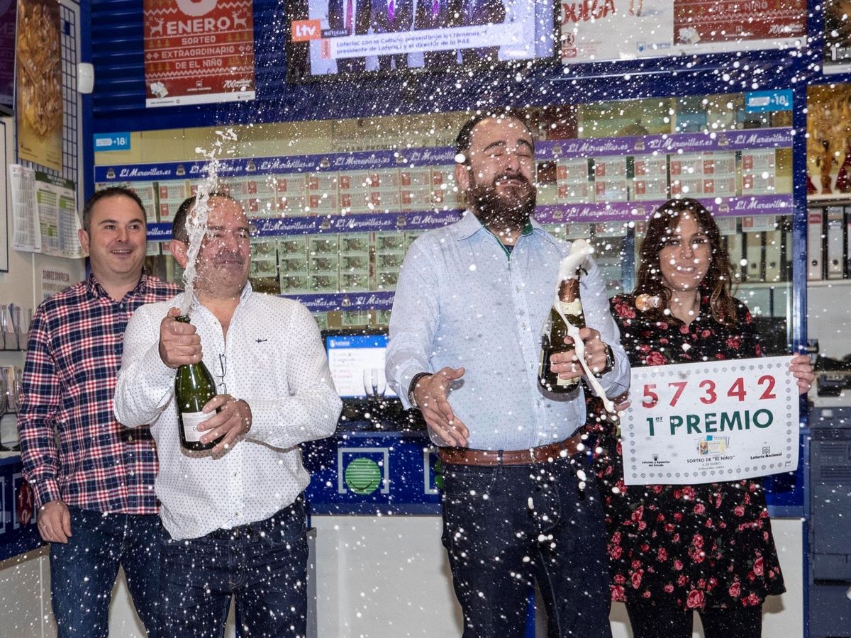 Foto: La administración de lotería número 10 de Lorca vendió el primer premio. (EFE)