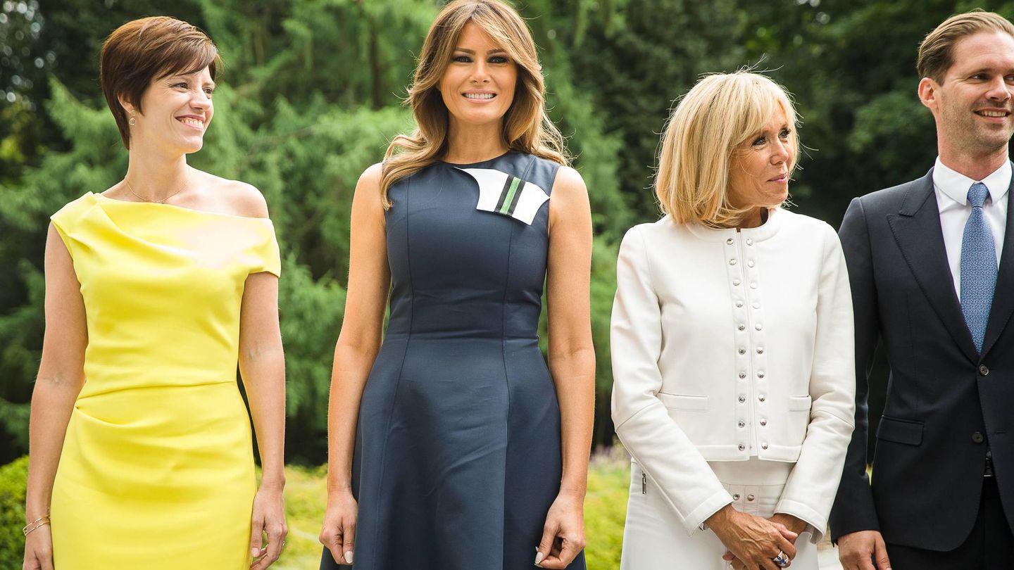 Melania Trump luce un precioso Calvin Klein junto a Brigitte Macron, enfundada en un Vuitton. (Cordon Press)
