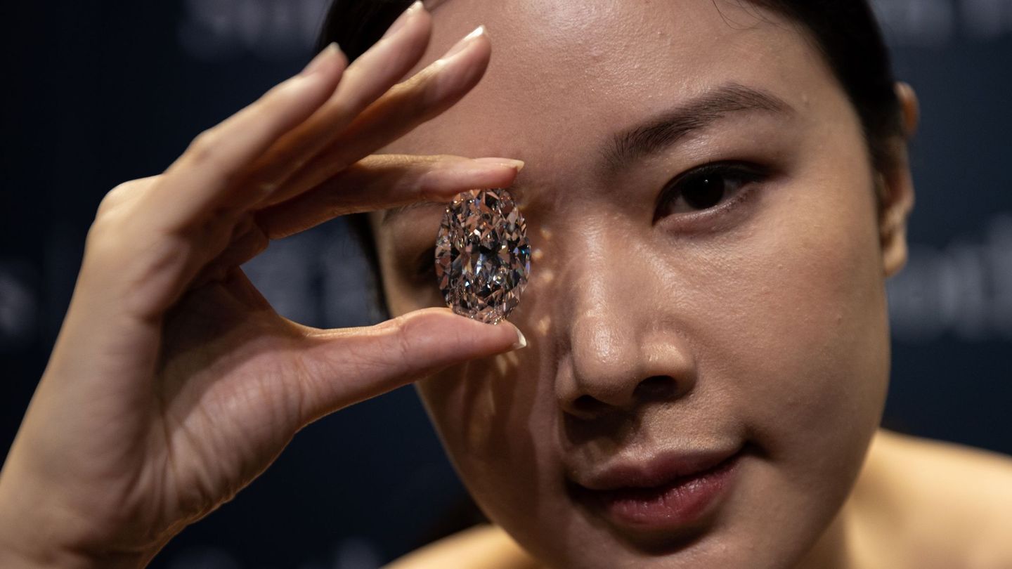 El diamante 'extremadamente raro' que subastará Sotheby's en Hong Kong el próximo 5 de octubre. (EFE)