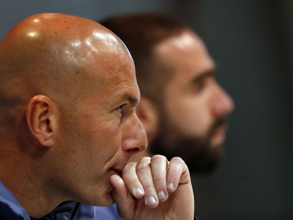 Foto: Zidane, en una rueda de prensa junto a Carvajal. (EFE)