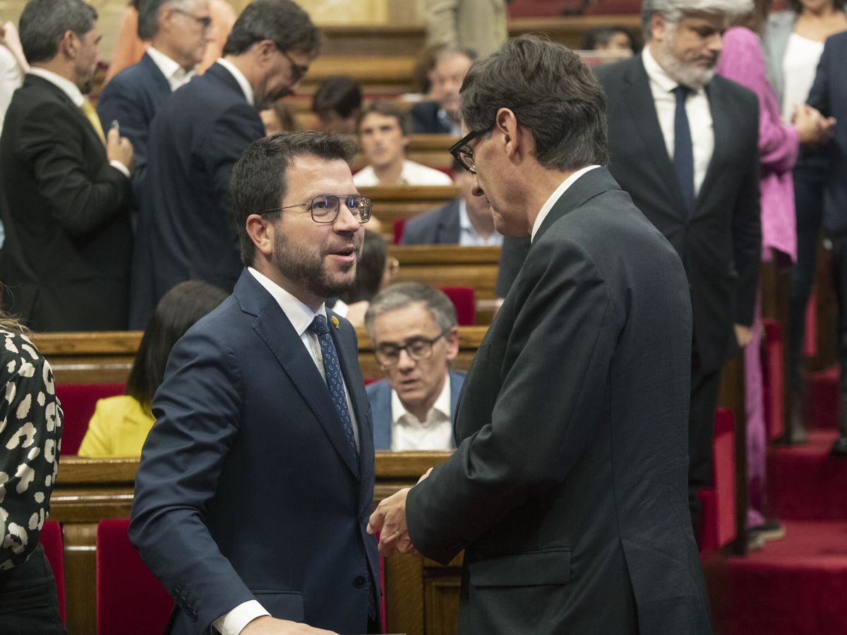 Foto: Pere Aragonès y Salvador Illa en el Parlament. (EFE/Marta Pérez)