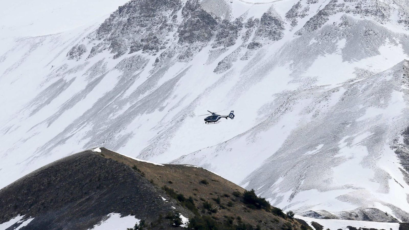Foto: Uno de los helicópteros alemanes sobrevuela la zona donde tuvo lugar el trágico accidente (Efe)