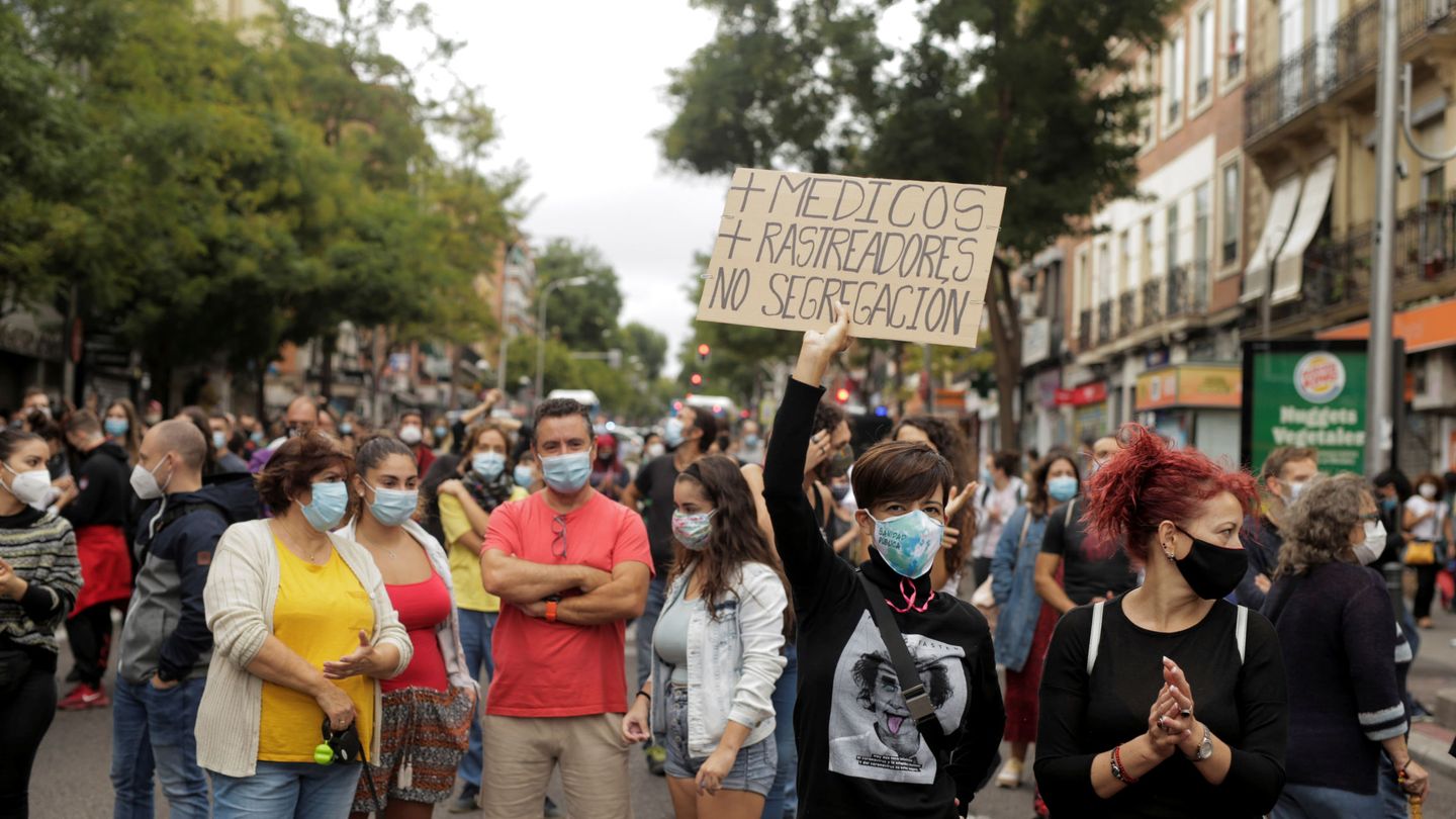 Gente manifestándose en Vallecas. Intranquiliza, pero... ¿genera contagios? (Reuters)