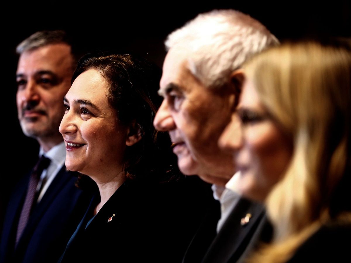 Foto: Ada Colau; el primer teniente de alcalde, Jaume Collboni (i), del PSC; y los líderes municipales de ERC, Ernest Maragall (2d), y de JxCAT, Elsa Artadi (d) (EFE)