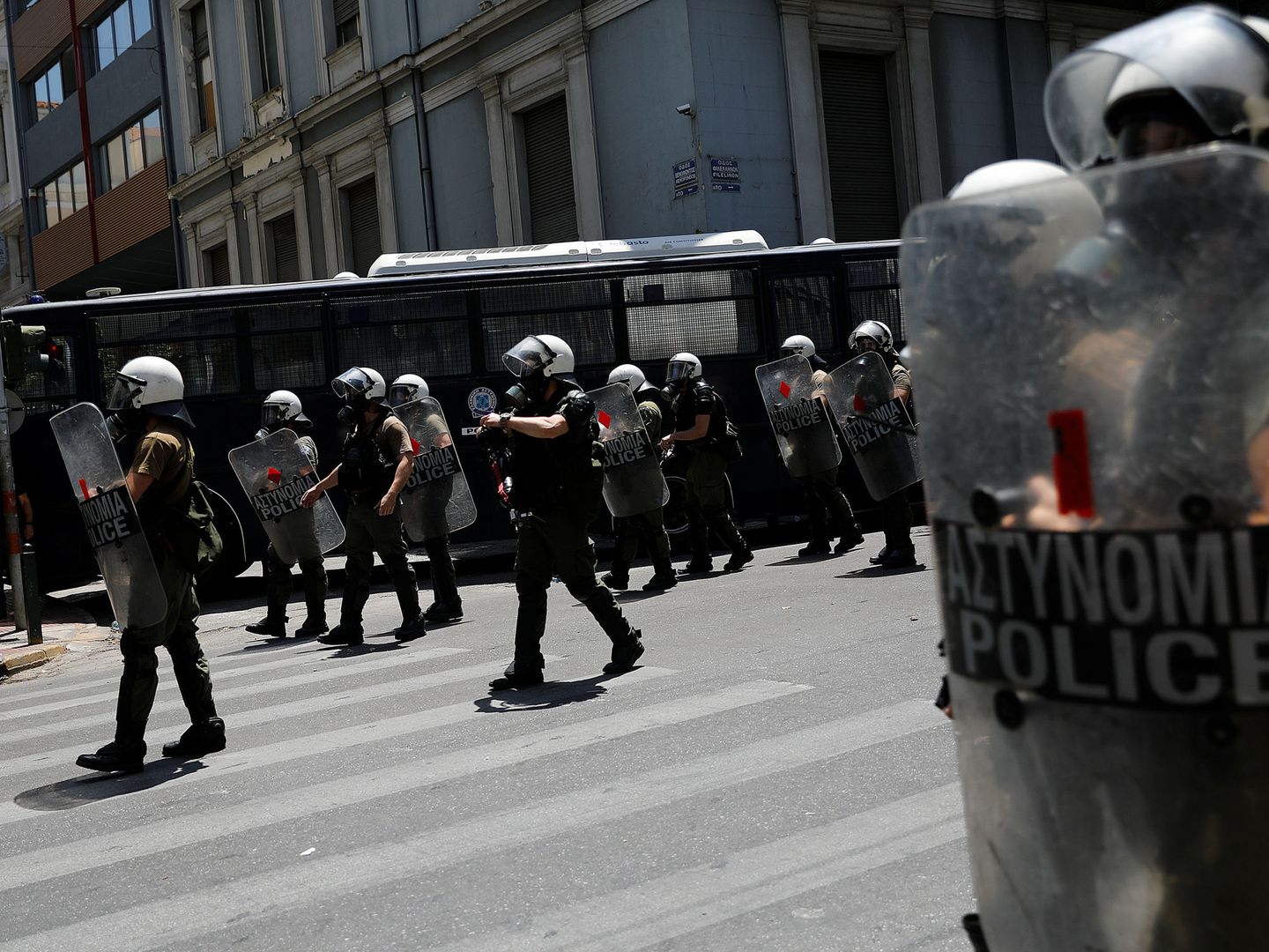 Policías antidisturbios protegen la Federación Helénica de Negocios durante la huelga. (Reuters)