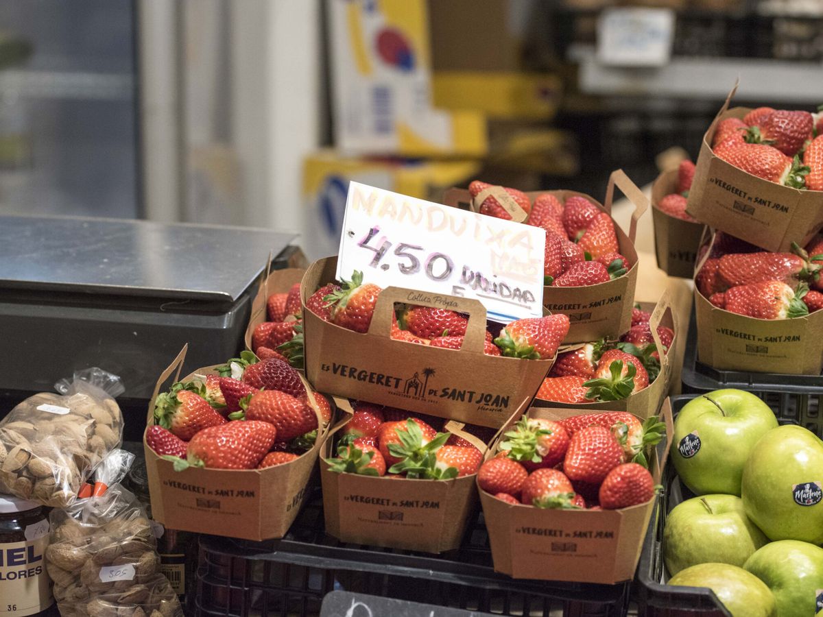 Foto: Precio de la fruta en un mercado de Mahón (Baleares). (EFE/David Arquimbau) 