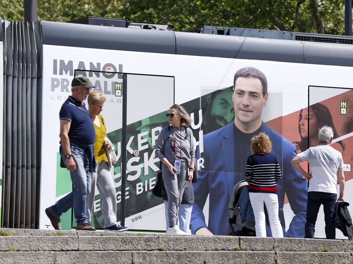 Foto: Un tranvía con publicidad del PNV recorre Bilbao. (EFE/Luis Tejido)