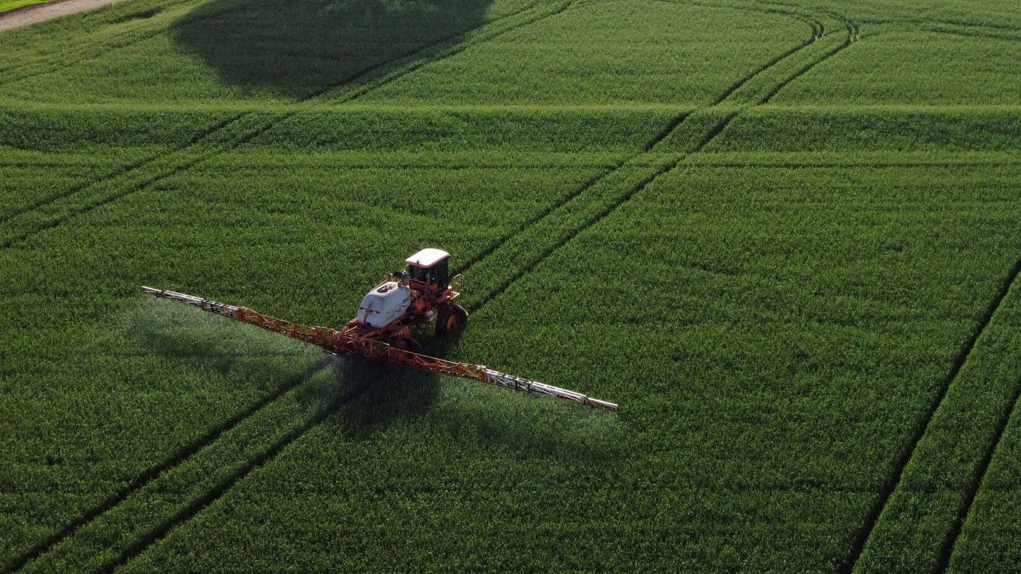 El uso combinado de pesticidas agrava su impacto ambiental. (Reuters/R. Buhrer)