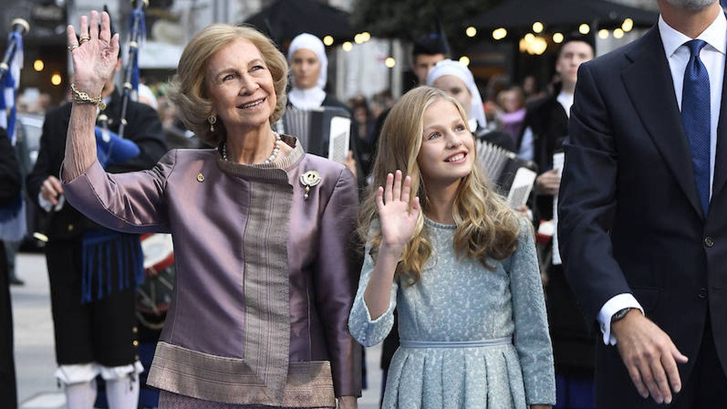 La reina Sofía, junto a la princesa Leonor en los Princesa de Asturias de 2019 con el mismo broche que ha lucido hoy en honor a Asturias. (EFE)