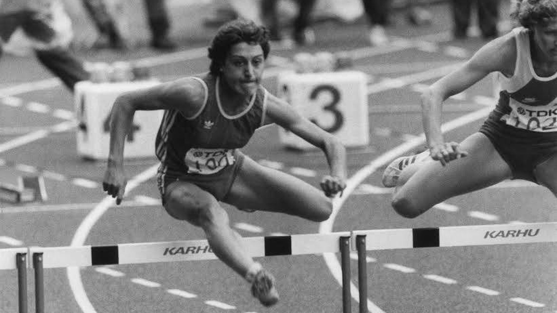 Patiño salta su primera valla en el Mundial de 1983.