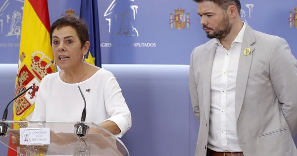 Foto: La diputada de EH Bildu, Mertxe Aizpurua, junto al portavoz de Esquerra Republicana de Catalunya (ERC), Gabriel Rufián (d). (EFE)