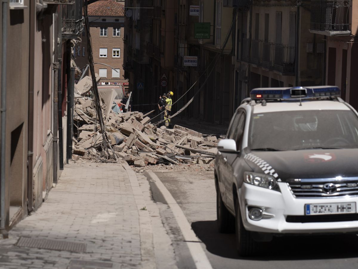Foto: Un edificio de cinco plantas se derrumba en Teruel. (EFE/Antonio García)