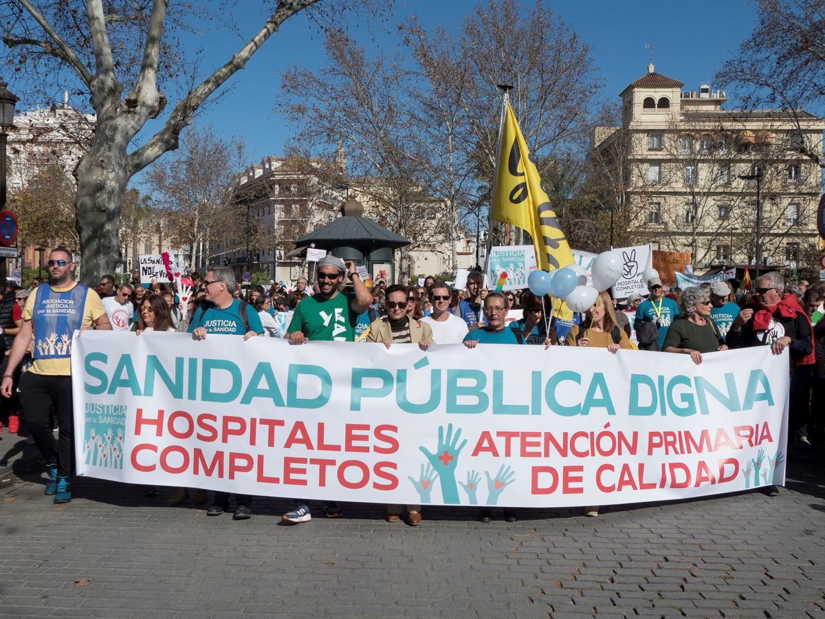 Foto: Imagen de la manifestación por la Sanidad pública realizada en Sevilla a principios de febrero de este año. (EFE)