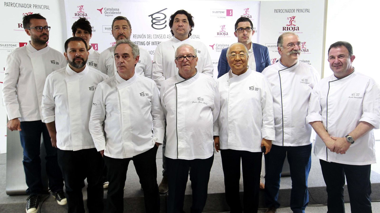Foto: El director general del Basque Culinary Center, Joxe Mari Aizega (arriba, d) junto a algunos de los chefs más prestigiosos a nivel internacional. (EFE)