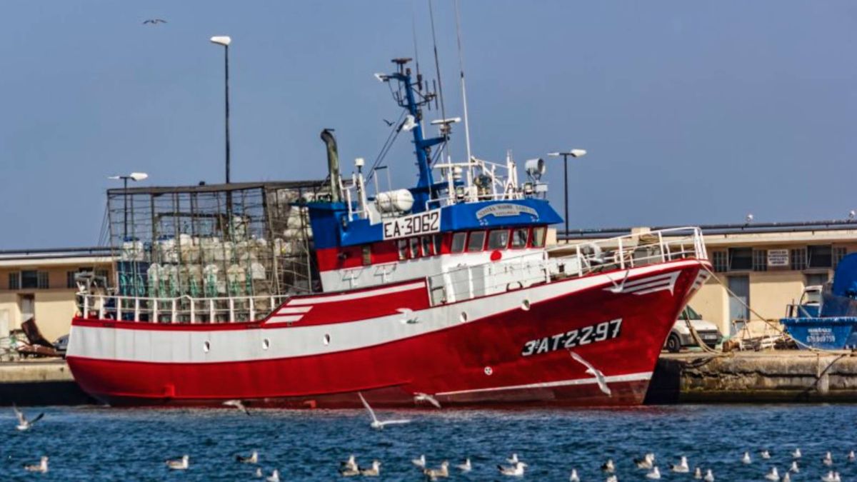 Grito desesperado del pesquero español con doce migrantes en Libia: "Viene un temporal"