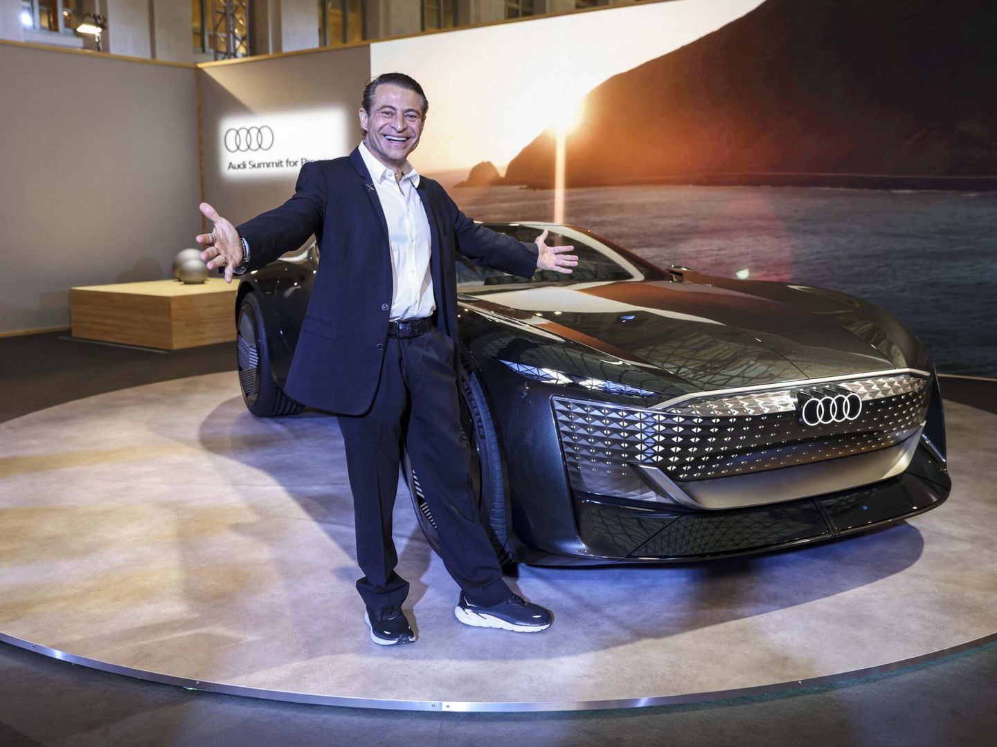 Peter H. Diamandis, gurú internacional de la innovación, junto al Audi Skysphere Concept.