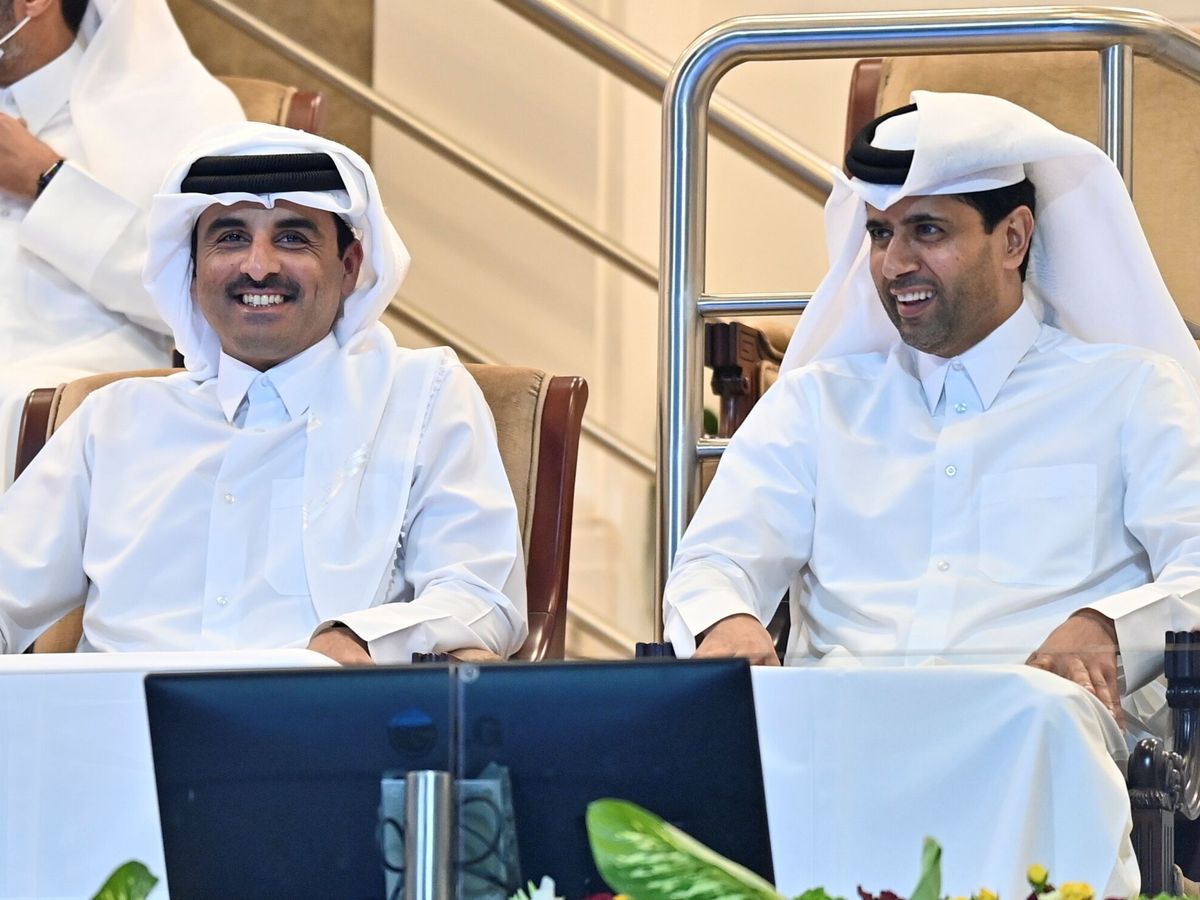 Foto: El emir de Qatar, Tamin bin Hamad al-Thani, junto a Nasser Al-Khelaifi. (EFE/Noushad Thekkayil)