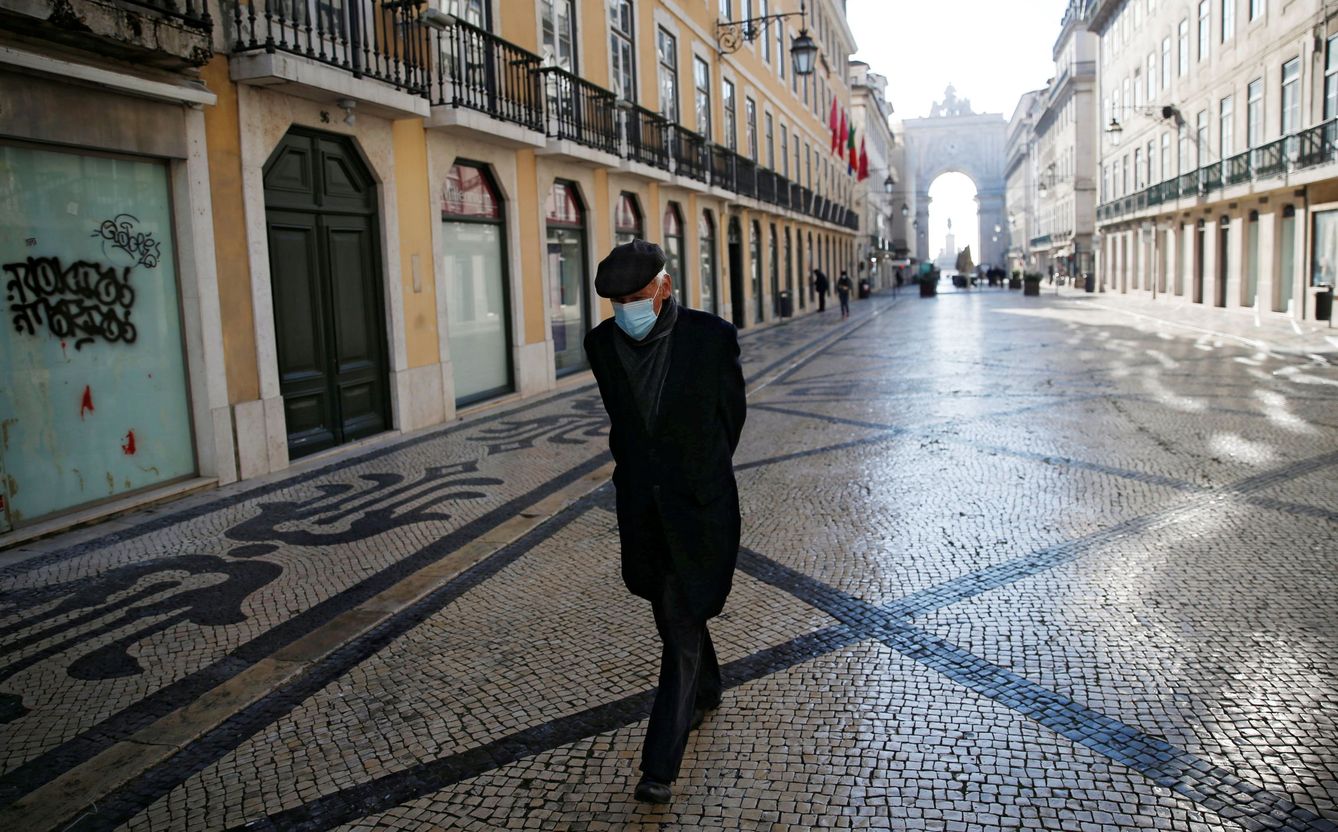 Un hombre camina por el centro de Lisboa durante el confinamiento. (Foto: Reuters)