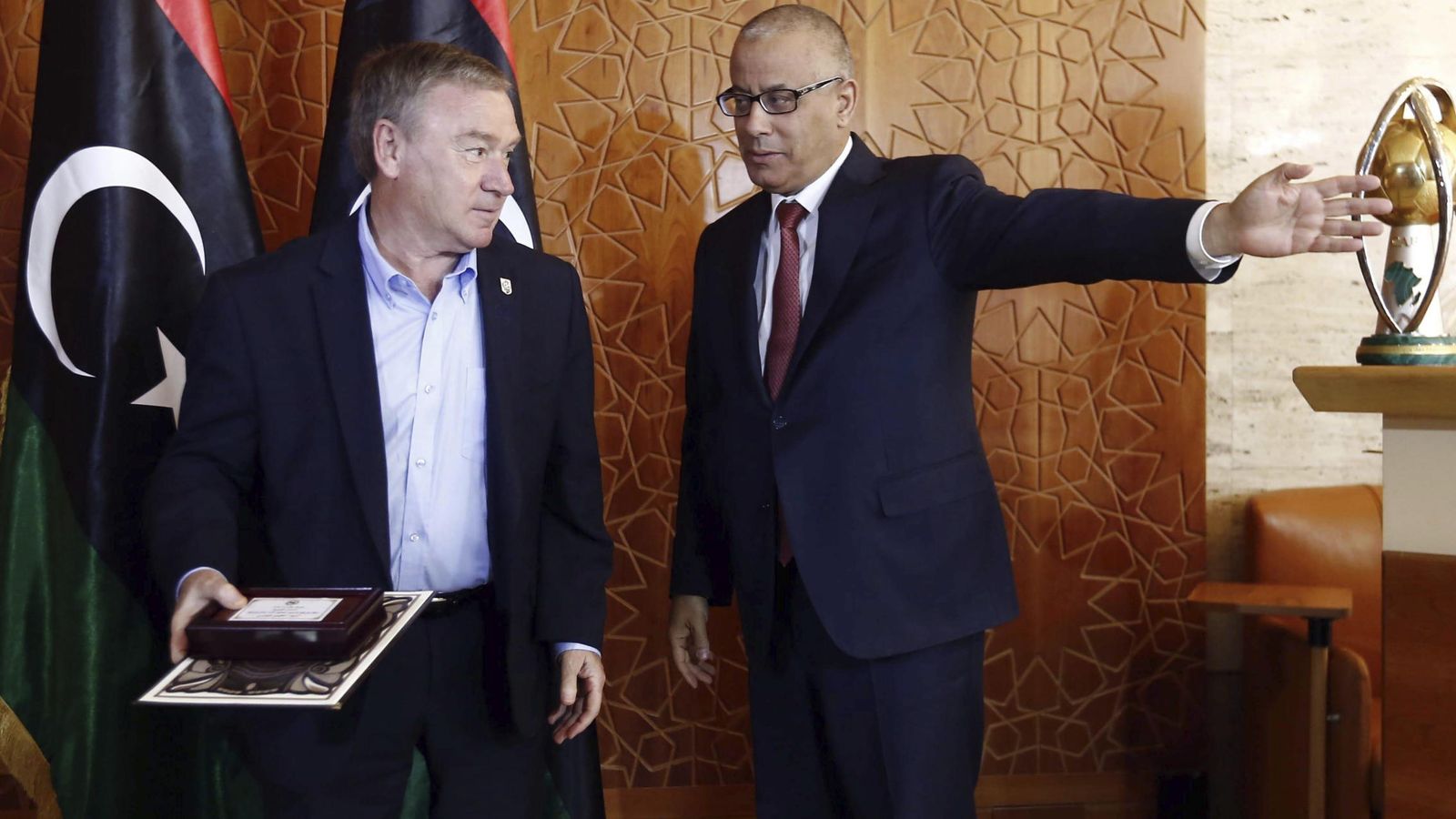 Foto: El primer ministro libio, Ali Zidán, con Javier Clemente cuando fue presentado. (EFE)