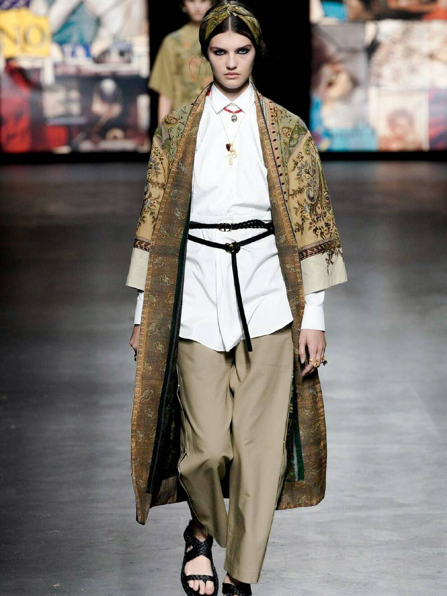 Un look con kimono de Dior. (Imaxtree)