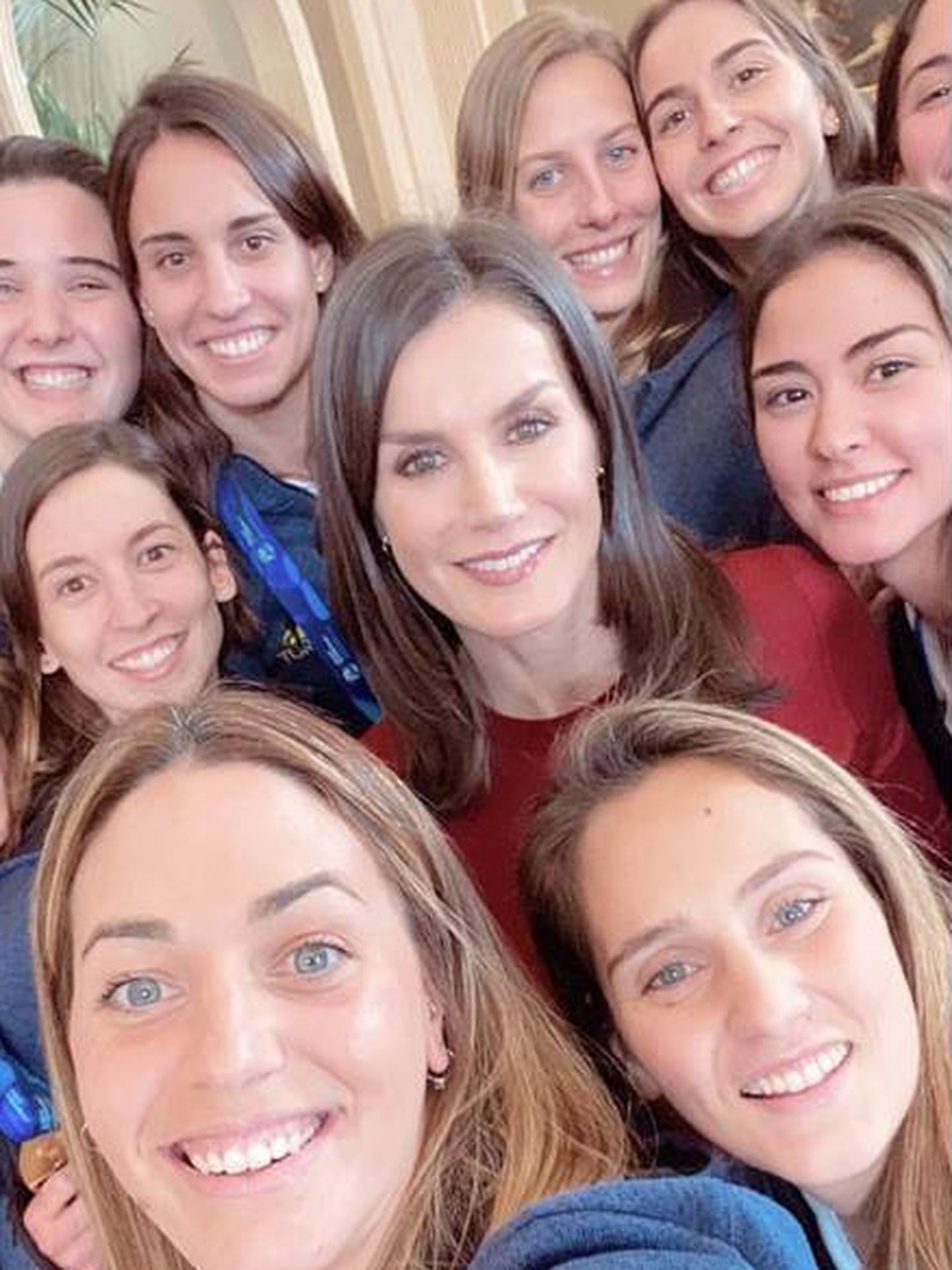 Letizia y el selfie con las jugadoras de waterpolo. (IG)