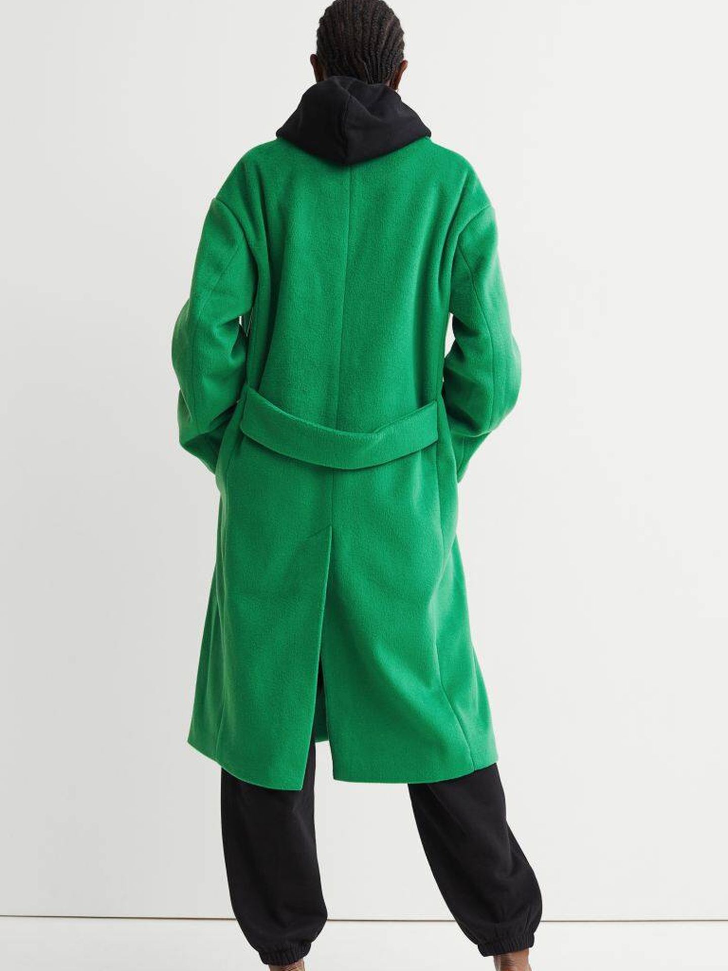 El abrigo verde de HyM. (Cortesía)
