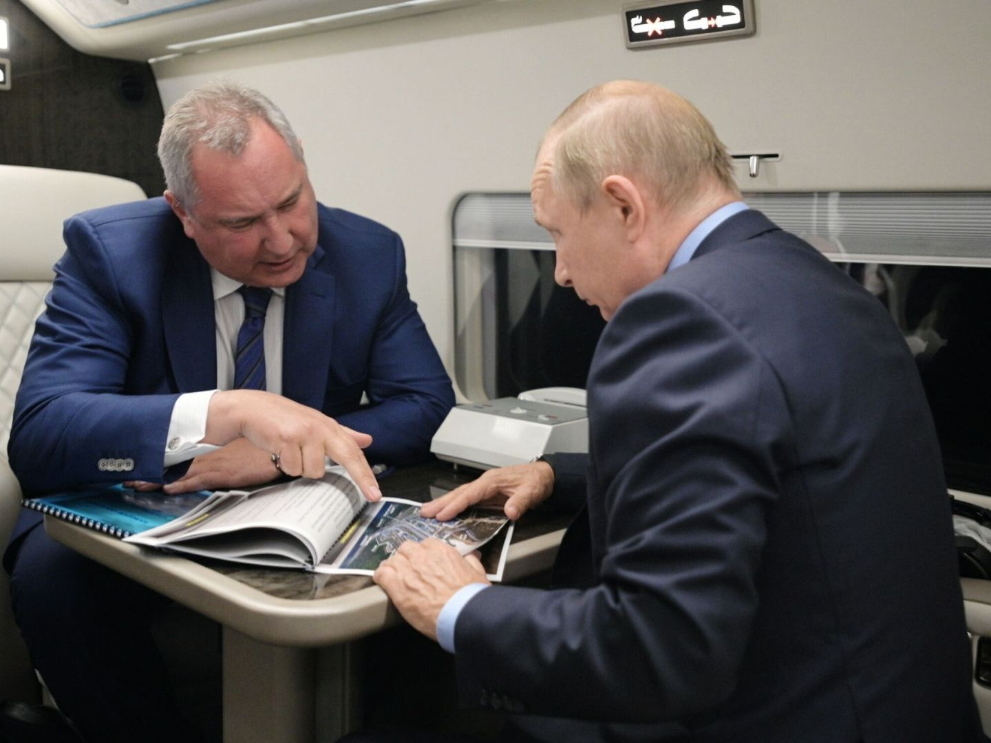 Rogozin le enseña un Powerpoint a Putin