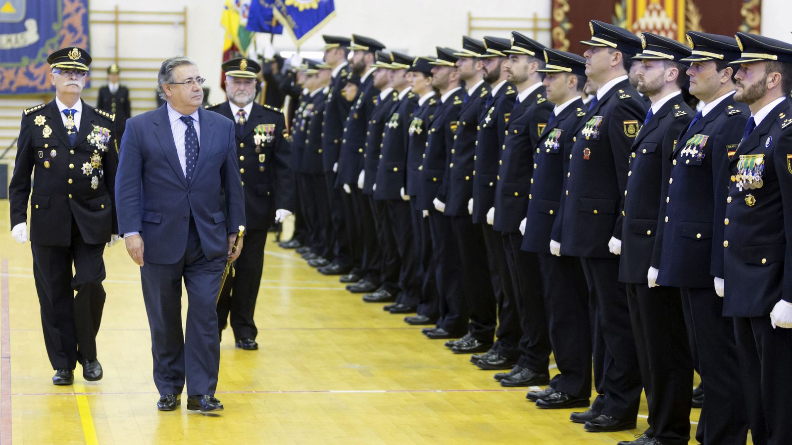 Foto: El ministro del Interior, Juan Ignacio Zoido (2i), durante el acto de la jura de la 28 Promoción de Inspectores. (EFE)
