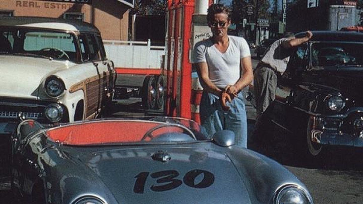 James Dean posa junto a Little Bastard, el coche que lo llevó a la muerte. (CP)