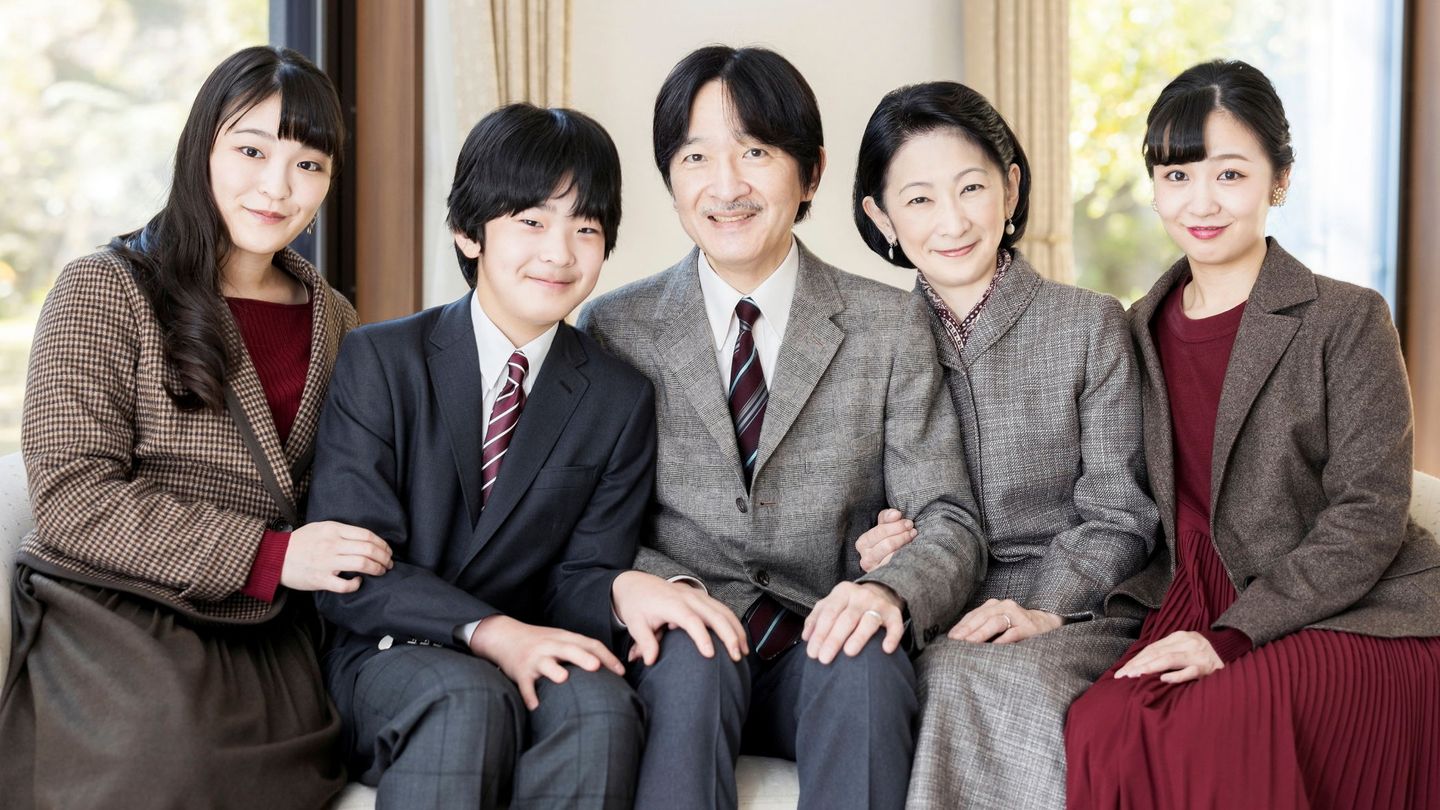 Hisahito, el futuro de la familia imperial, con sus padres y hermanas. (Imperial Household Agency of Japan)