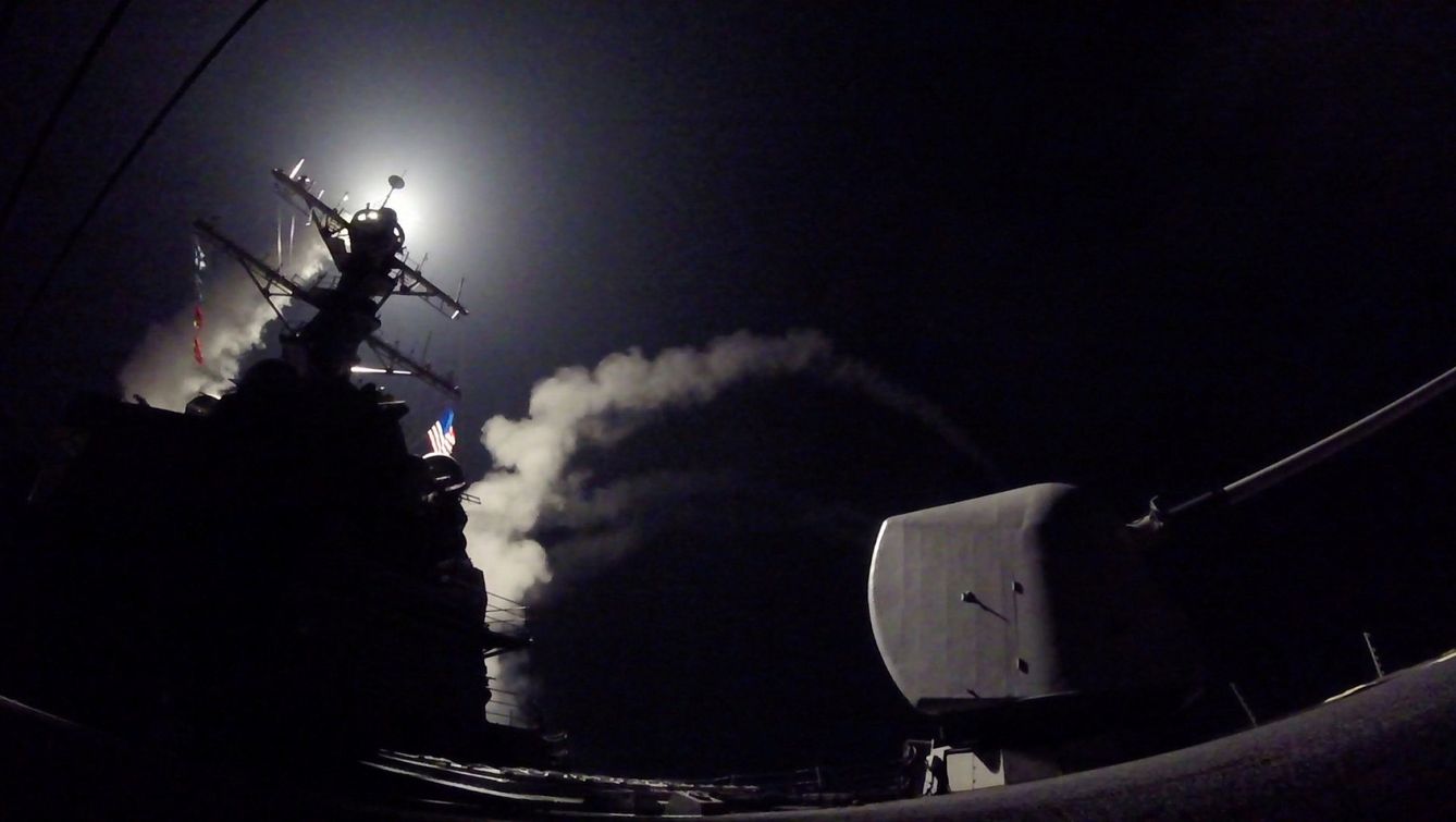 Lanzamiento de misiles contra una base siria desde el destructor USS Porter en el Mediterráneo, el pasado 7 de abril. (Reuters)
