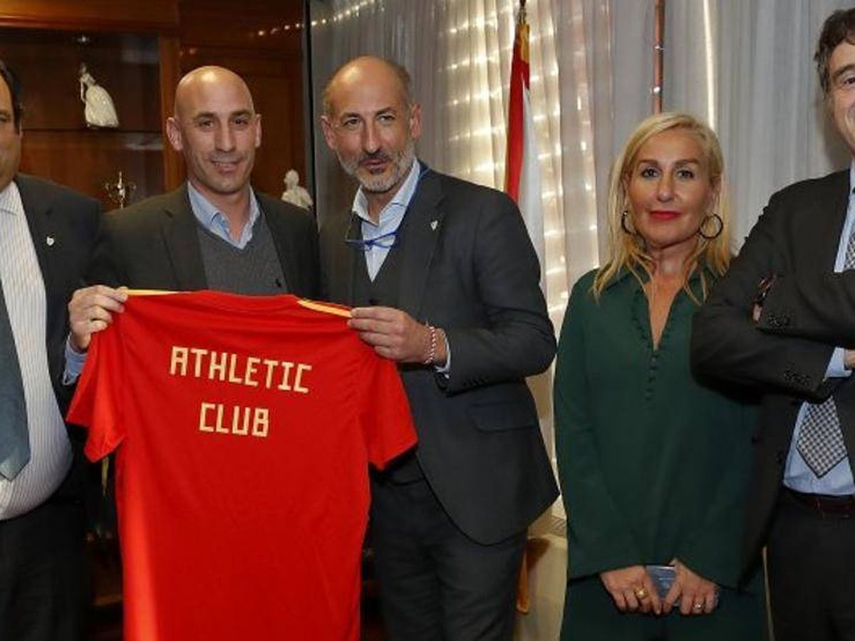 Foto: María Tato, junto al presidente de la RFEF, Rubiales, y el del Athletic, Aitor Elizegi.