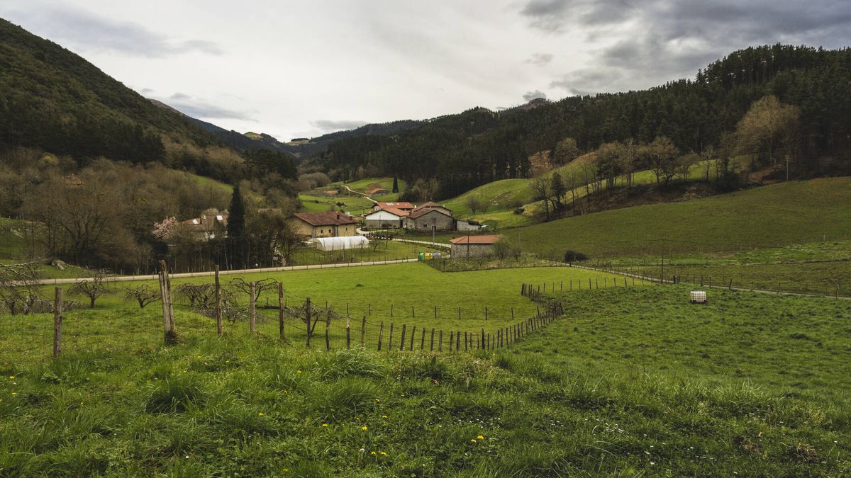 Viaje de ida y vuelta a la primavera del País Vasco por sus acantilados y municipios más célebres
