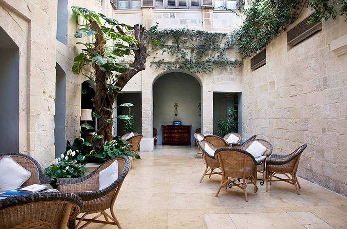 ¿Te imaginas alojarte en un palacio maltés como el Xara?