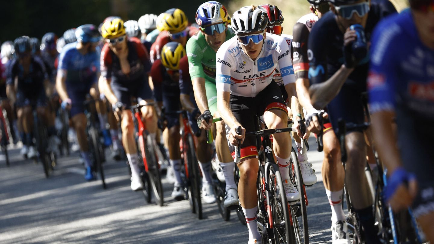 Los ciclistas, durante la decimoquinta etapa del Tour. (Reuters/Christian Hartmann)
