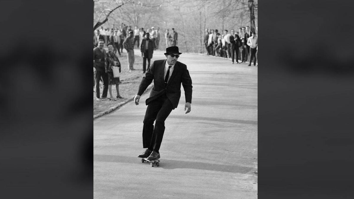Todo el mundo está buscando a este misterioso 'skater' en traje: el círculo se estrecha en 1965