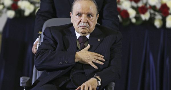 Foto: Abdelaziz Buteflika en el momento de jurar su cargo como jefe de Estado por cuarta vez, en abril de 2014. (EFE)