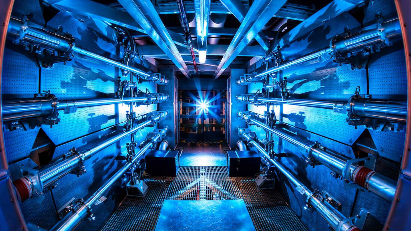El NIF utiliza 192 rayos láser para crear energía neta a partir de una minúscula pastilla de combustible nuclear. (LLNL)