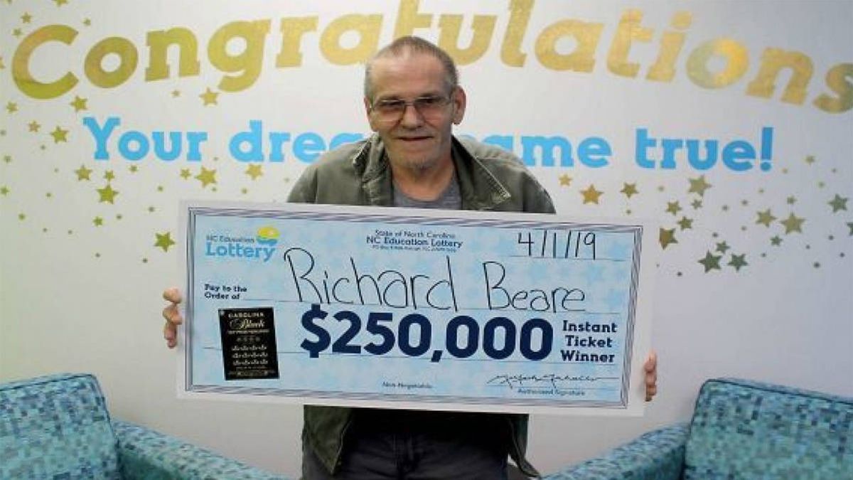 Un paciente con cáncer gana la lotería y podrá llevar a su mujer a su viaje soñado