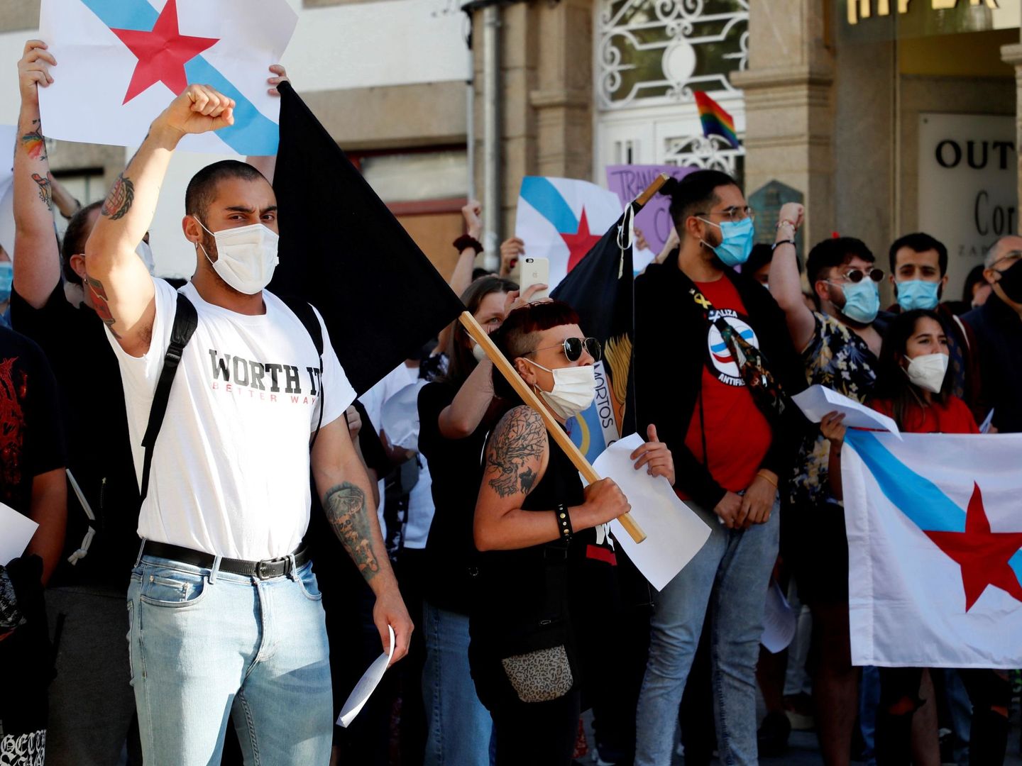 Varios manifestantes autodenominados antifascistas protestan contra el mitin de Vox en Lugo, el pasado viernes. (EFE)