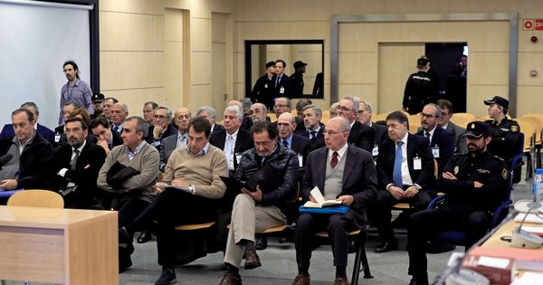 Foto: El expresidente de Bankia Rodrigo Rato junto al resto de acusados, durante la primera sesión del juicio por la salida a Bolsa de la entidad en 2011. (Reuters)