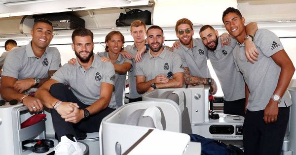 Foto: Los jugadores del Real Madrid en el avión con rumbo a Montreal. (foto vía Realmadrid)