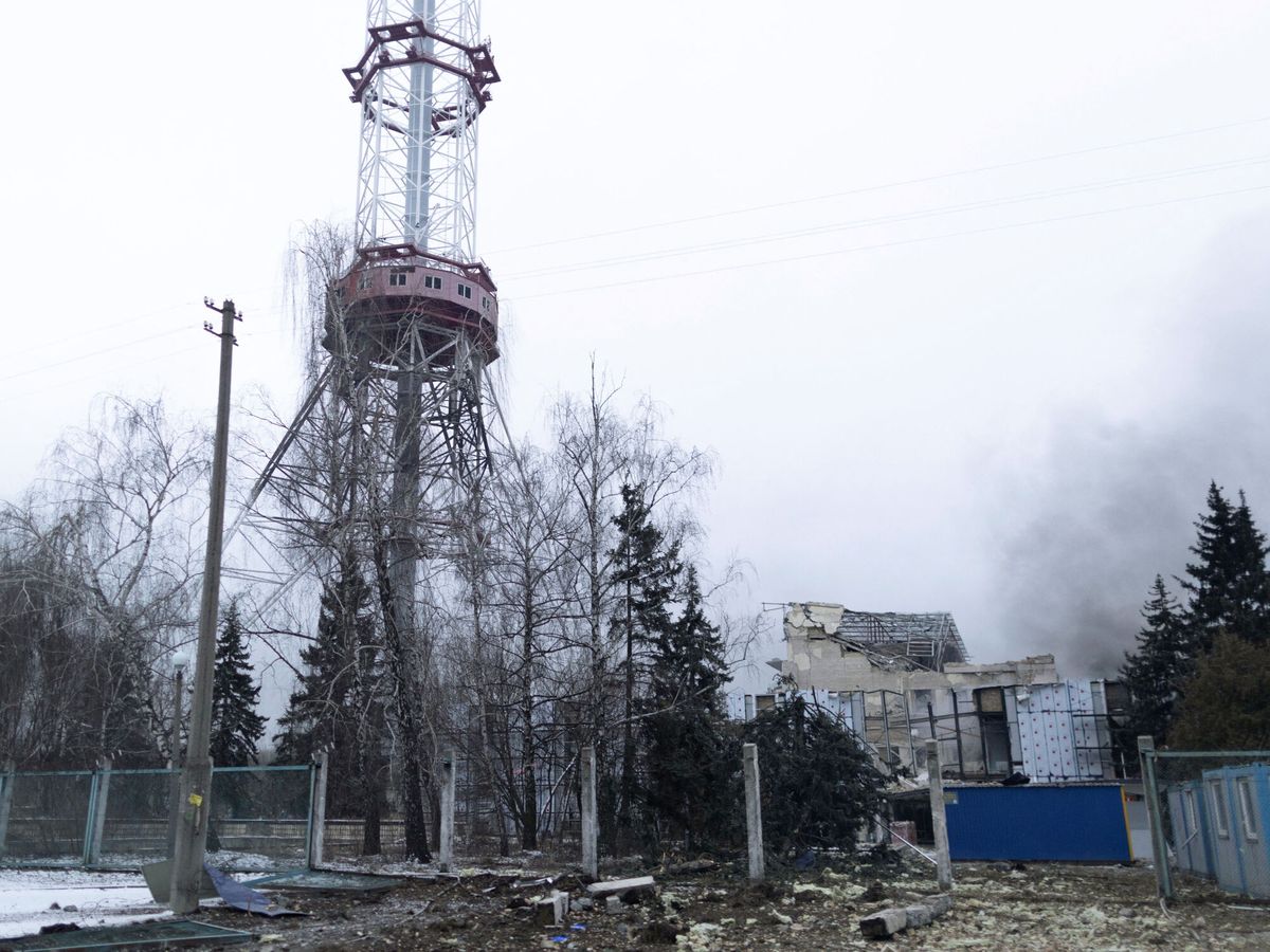 Foto: La torre de televisión tras el ataque de Rusia. (Reuters / Carlos Barria)