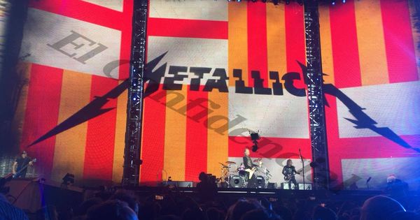 Foto: La bandera que desplegó Metallica sobre el escenario. (El Confidencial)
