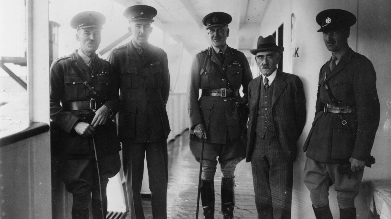 Rudyard Kipling (segundo por la derecha), a bordo del buque de tropas Somersetshire con dirección a la India. (Photo by Hulton Archive/Getty Images)