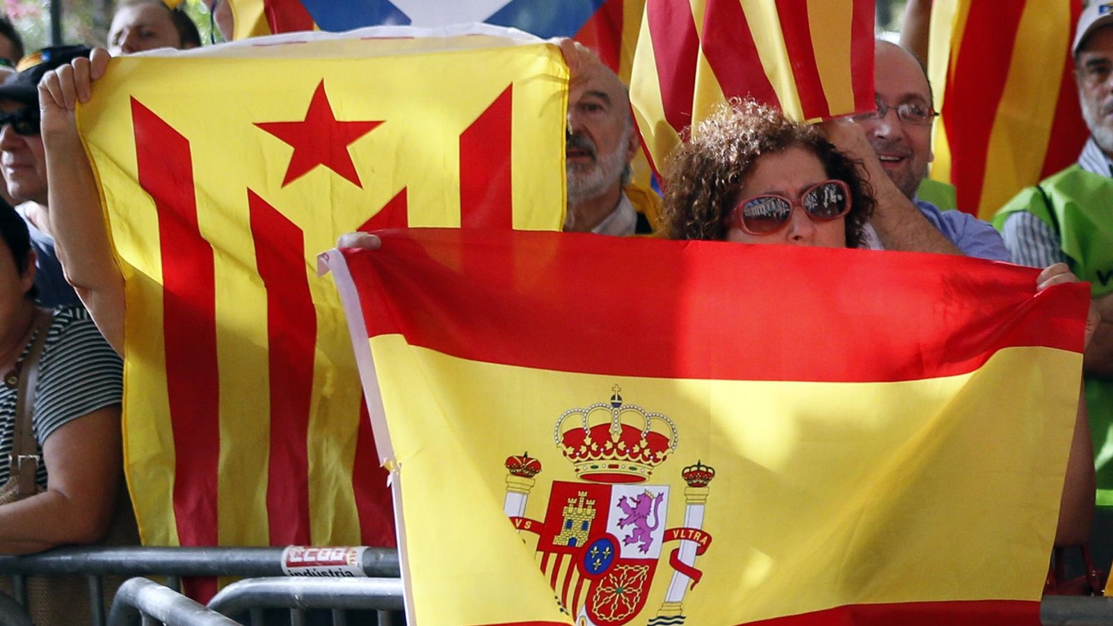 Foto: Una bandera española, junto a una bandera separatista catalana. (Reuters)