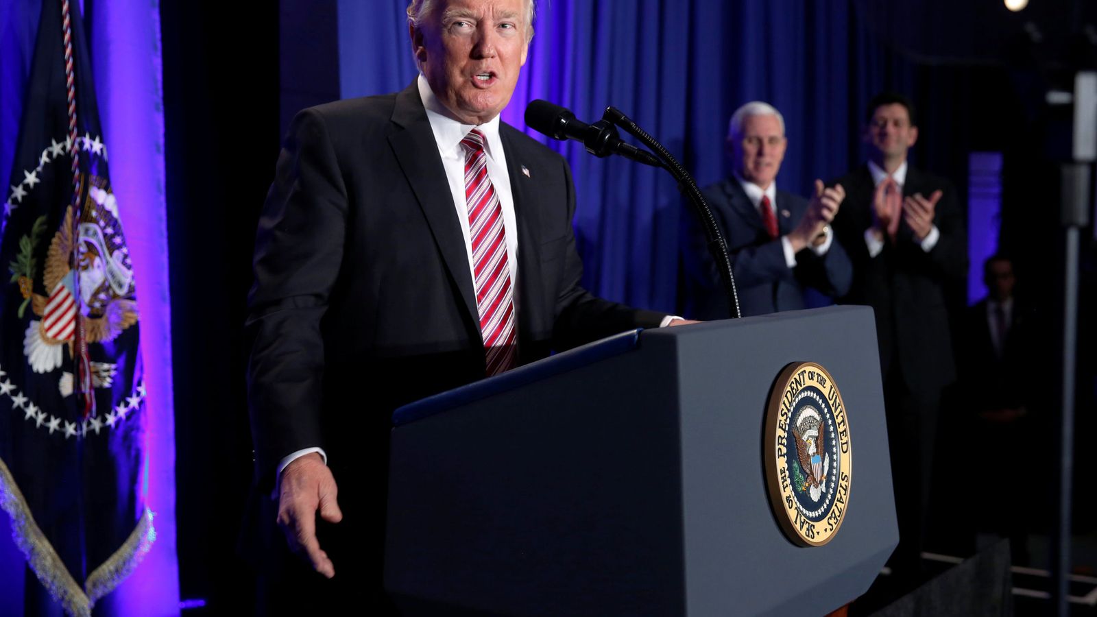 Foto: Donald Trump, antes de su intervención durante una reunión de congresistas republicanos en Filadelfia, el 26 de enero de 2016. (Reuters)