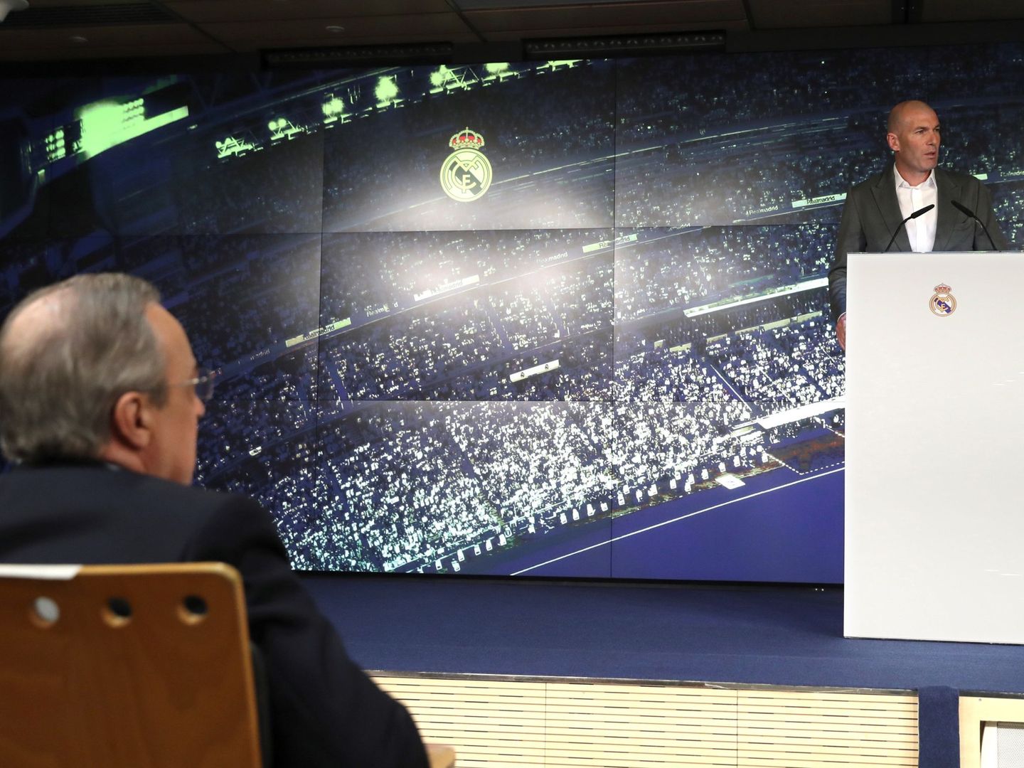 Florentino escucha el discurso de Zidane en el día del regreso del técnico al Real Madrid. (Efe)